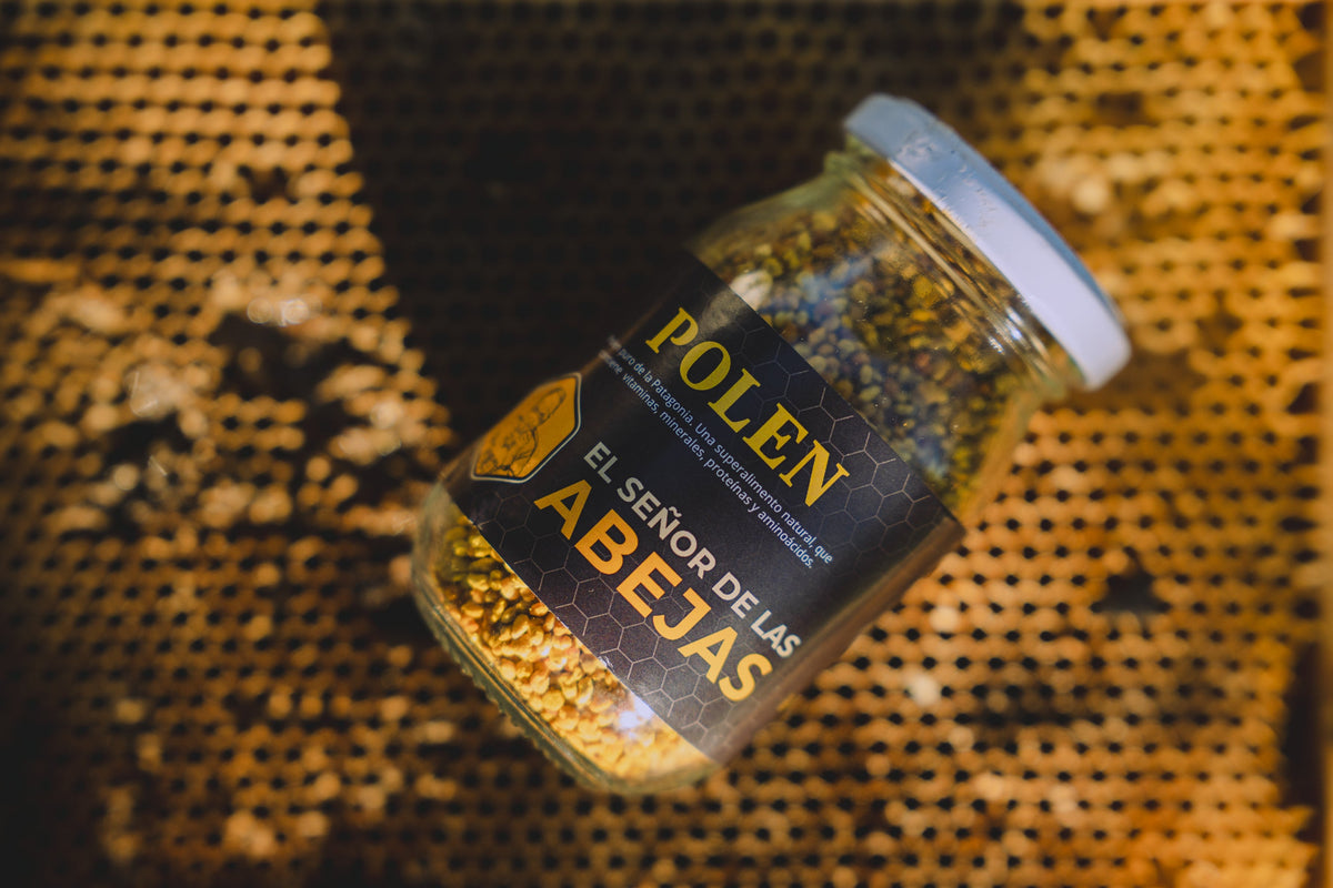 Frasco de polen de abeja de El Señor de las Abejas sobre un marco de panal