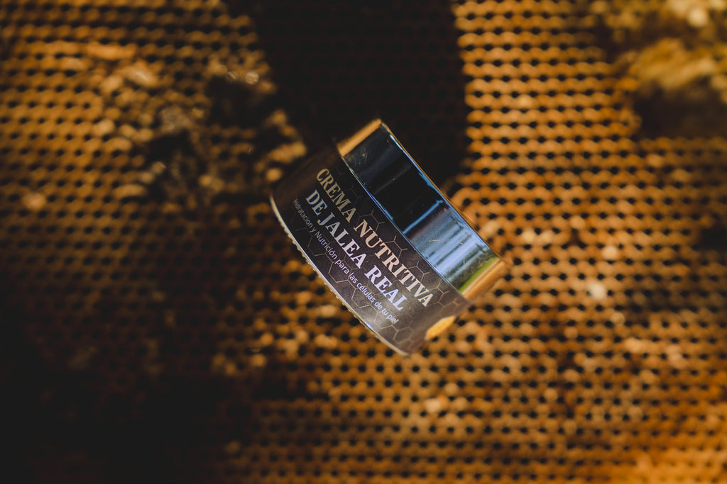 Crema Nutritiva de Jalea Real de El Señor de las Abejas sobre un marco de panal